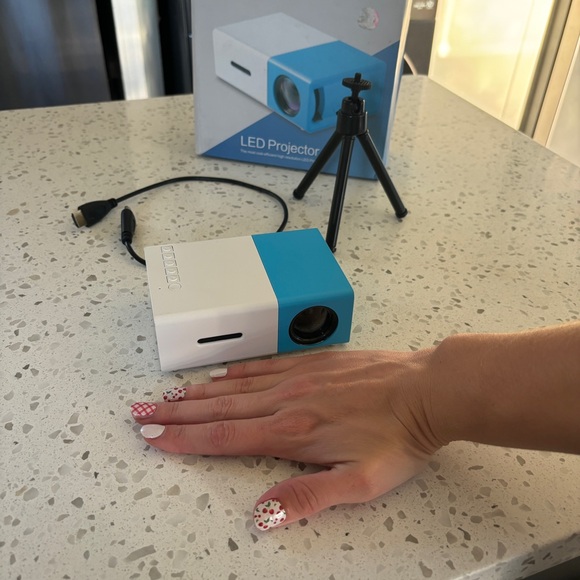Viral Mini Projector in Blue - BRAND NEW - Picture 5 of 9